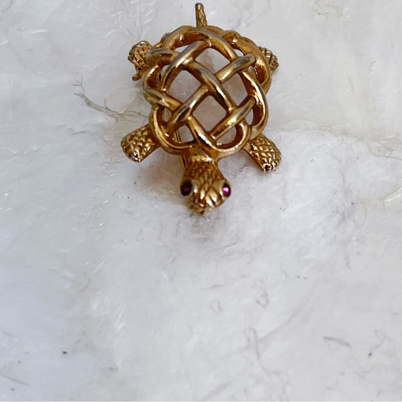Napier Gold Tone Faux Pink Ruby Eye Mini Turtle Brooch 1 3/8” - Picture 8 of 12